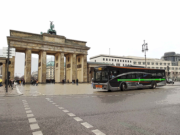 金旅與荷蘭合作的全鋁純電動客車行駛在歐洲街頭.jpg