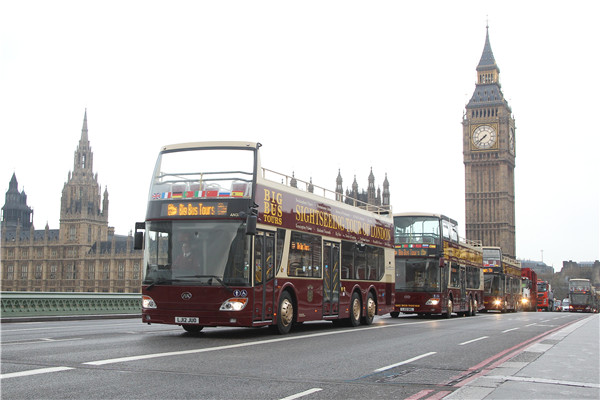 2012年雙層敞篷觀年客車首次駛上了倫敦街頭-.jpg